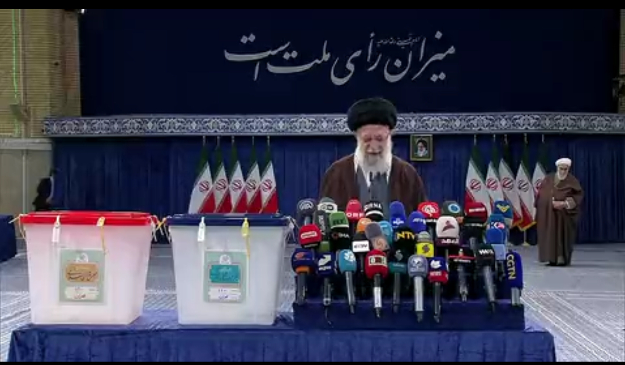 رہبر معظم انقلاب: ہر حلقے میں مطلوبہ تعداد میں ووٹ ڈالیں، کم ووٹ نہ دیں۔ مثال کے طور پر تہران میں ماہرین کے لیے 16 افراد اور پارلیمنٹ کے لیے 30 افراد کو ووٹ دیں۔ کم کو ووٹ نہ دیں۔ یہ میری سفارش ہے۔