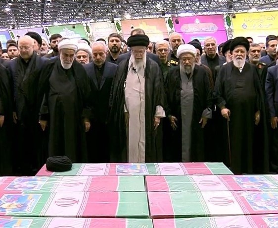پخش زنده اقامه نماز  شهدای سانحه هوایی توسط آیت الله خامنه ای در شبکه ملی پاکستان