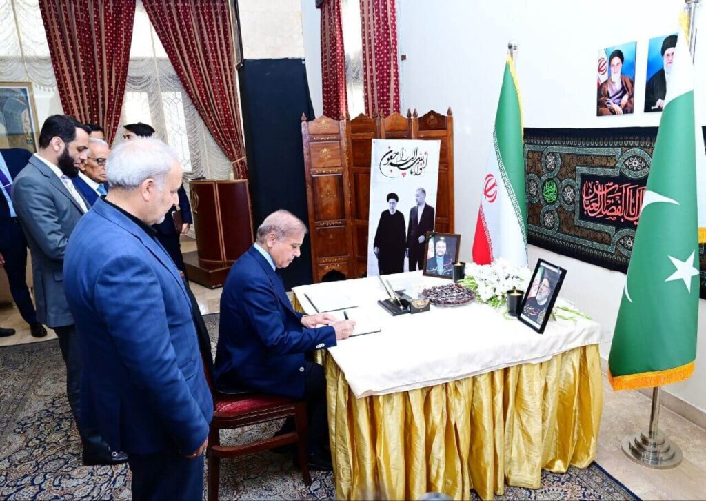 نخست وزیر پاکستان در سفارت ایران حضور یافت
