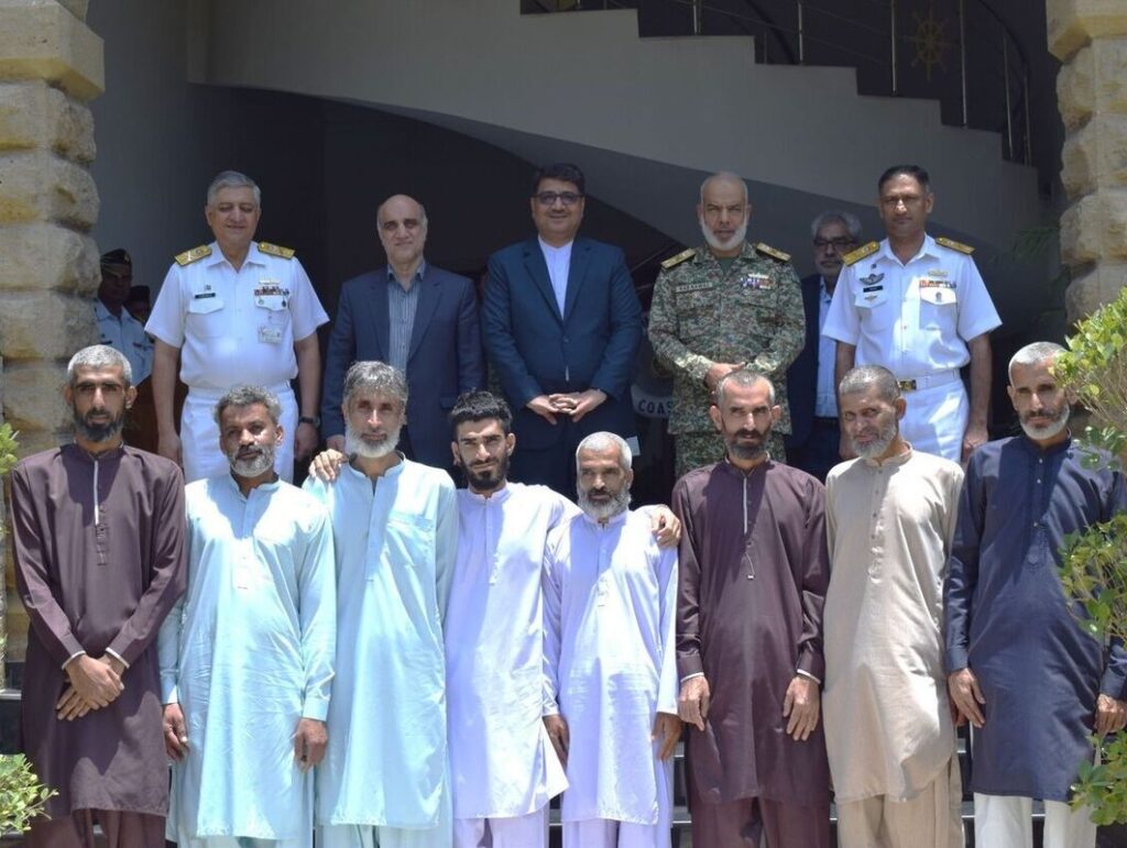 پاکستان 8 ماهیگیر ایرانی را آزاد کرد.