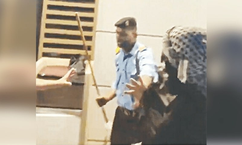 درخواست دانشجویان پاکستانی از مردم : رستوران های مک دونالد و کی اف سی را تحریم کنید