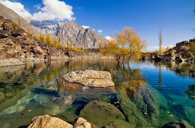 سقوط یک خودروی حامل گردشگران به یک دره در شهر سکردو