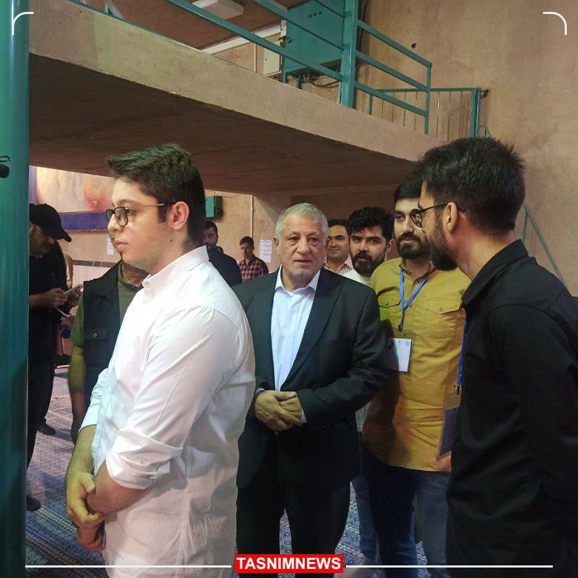 سابق کی رانی صدر ہاشمی رفسنجانی کے فرزند محسن ہاشمی رفسنجانی اپنا ووٹ کاسٹ کرنے کے لیے حسینیہ جمران پہنچ گئے یاد رہے کہ اج ایران میں 14 صدر کے انتخاب کے لیے ووٹنگ کی جا رہی ہے