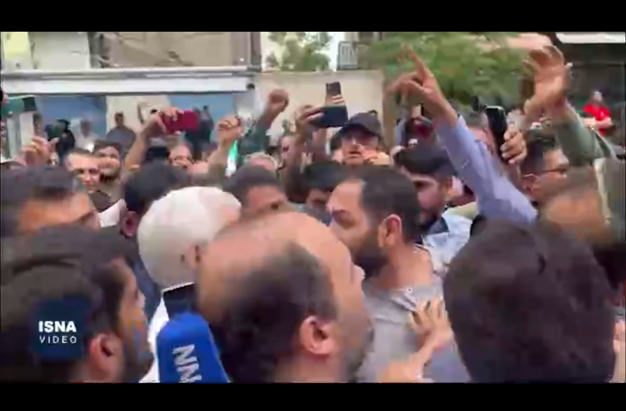 صدارتی امیدوار سعید جلیلی کی تہران کی مسجد امام حسن میں امد سعید جلیلی جو کہ صدر کہ امیدوار بھی ہیں اپنا ووٹ کاسٹ کریں گے عوام کا سعید جلیلی کا استقبال