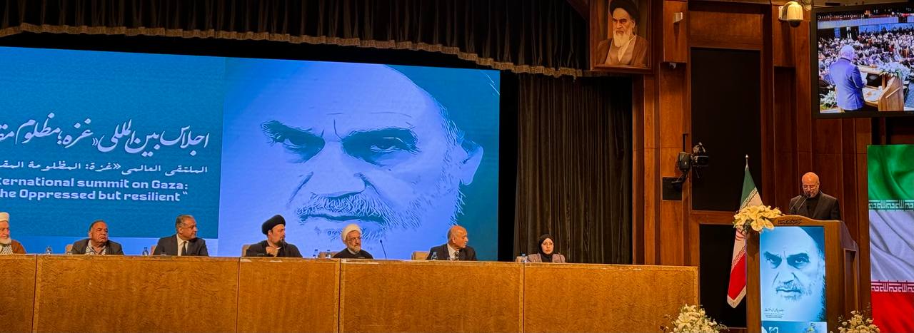 حضور سناتور مشاهد حسین سید در جایگاه هیئت رئیسه کنفرانس بین المللی غزه ، در کنار حجت الاسلام و المسلمین سید حسن خمینی