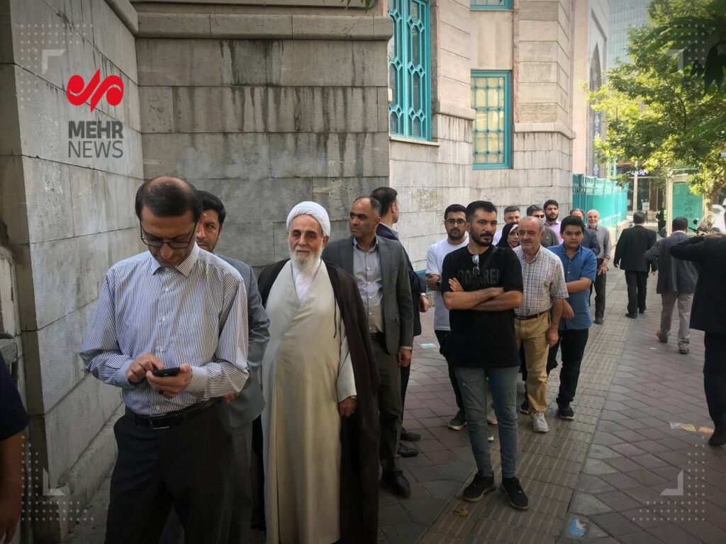 سابق سپیکر قومی اسمبلی ایران ناطق نوری حسینی ارشاد میں ایران کے صدارتی انتخابات کے دوسرے مرحلے کی ووٹنگ کے لیے قطار میں شامل ووٹنگ کا اغاز ہو گیا حسینیہ ارشاد میں ووٹرز کی کثیر تعداد موجود پہلا ووٹ کاسٹ کر دیا گیا لوکل اور ایلی میڈیا کے افراد بھی بڑی تعداد موجود