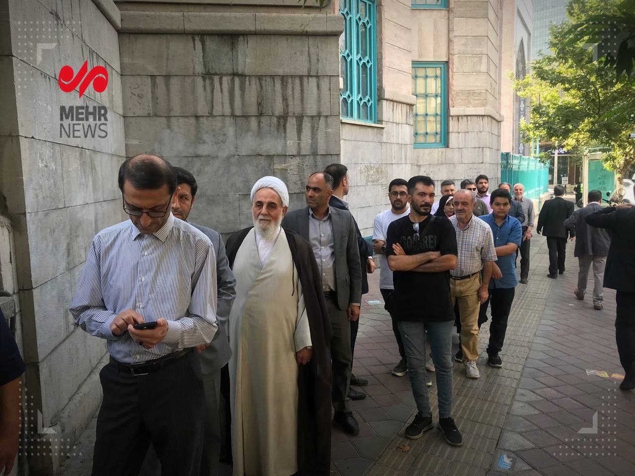 سابق سپیکر قومی اسمبلی ایران ناطق نوری حسینی ارشاد میں ایران کے صدارتی انتخابات کے دوسرے مرحلے کی ووٹنگ کے لیے قطار میں شامل ووٹنگ کا اغاز ہو گیا حسینیہ ارشاد میں ووٹرز کی کثیر تعداد موجود پہلا ووٹ کاسٹ کر دیا گیا لوکل اور ایلی میڈیا کے افراد بھی بڑی تعداد موجود