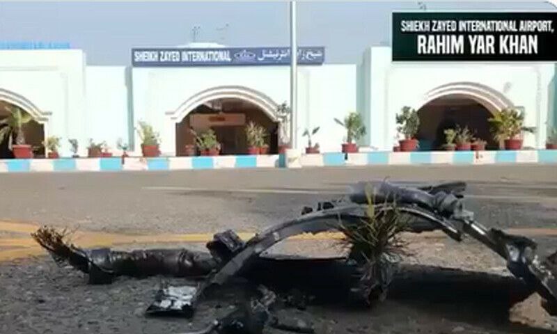 حمله هوایی و موشکی هند به خاک پاکستان خسارت‌هایی را به فرودگاه بین المللی شهر رحیم یارخان  در جنوب ایالت پنجاب وارد ساخته است