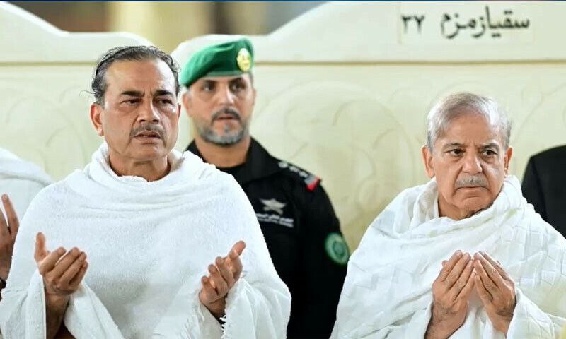 نخست وزیر و فرمانده ارتش پاکستان در درون کعبه نماز خواندند