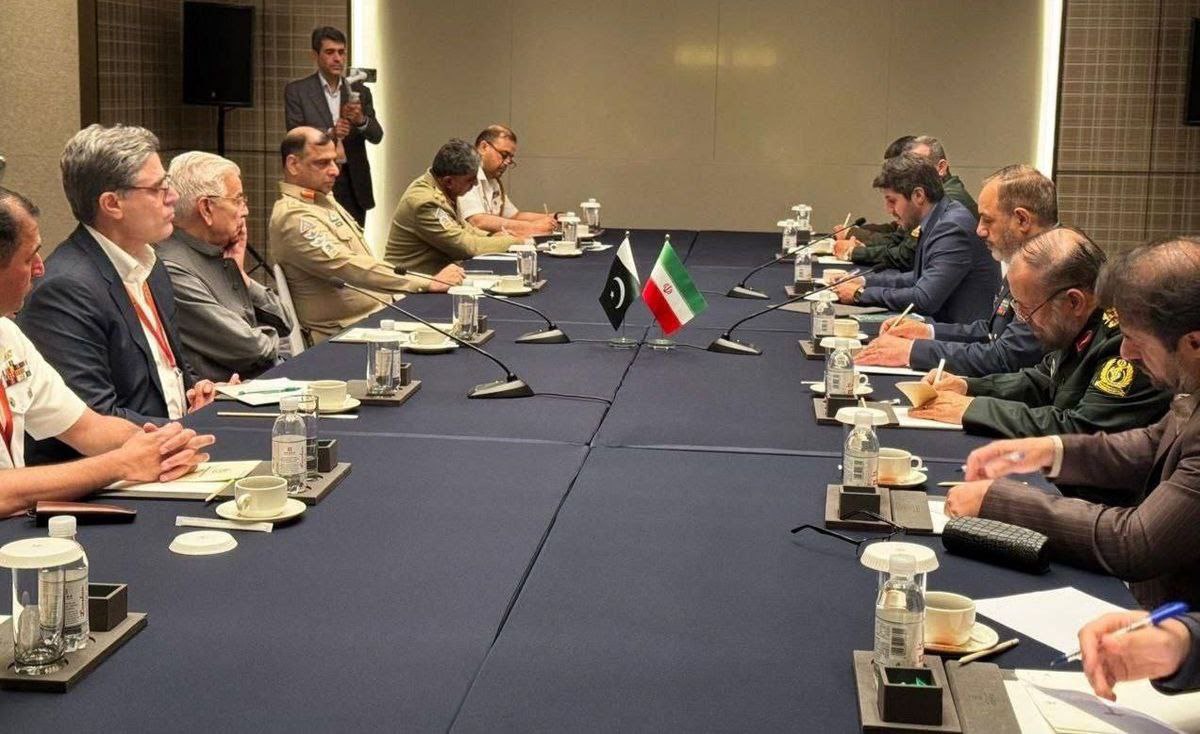 وزرای دفاع پاکستان و ایران در چین با یکدیگر ملاقات کردند