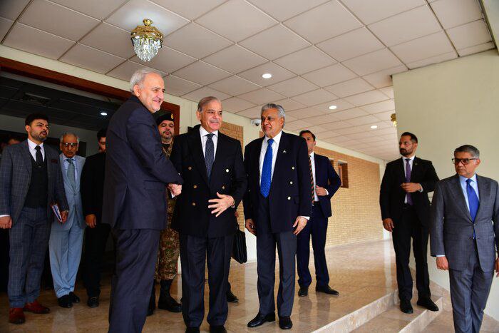 شهباز شریف؛ نخست وزیر پاکستان در رأس هیئتی ضمن بازدید از سفارت ایران  در اسلام آباد در دیدار با رضا امیری مقدم  سفیر جمهوری اسلامی ایران و نوشتن نظرات خود در دفتر یادبود به شهدای تجاوز اسرائیل به خاک ایران ادای احترام کرده با مردم و ملت ایران اعلام همدردی و همبستگی کرد.