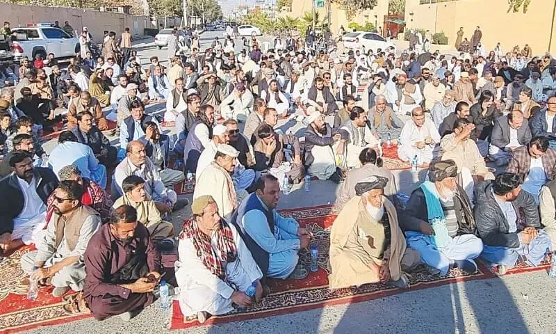 پنجمین روز تحصن زیارت؛ خودداری از دفن پیکر ۷ پلیس